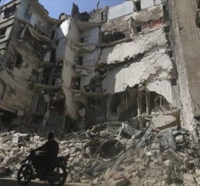 Ποια εκεχειρία; Τουλάχιστον 39 νεκροί από αεροπορικούς βομβαρδισμούς στη Ράκκα της Συρίας
