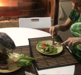 Βίντεο: Μια καλοντυμένη κυρία τρώει παρέα με την γάτα & το ιγκουάνα της - Happy Woman's Day! 