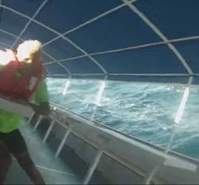 Συγκλονιστικό βίντεο: Οι δυνατοί άνεμοι αναποδογυρίζουν ένα καταμαράν 30 μέτρων εν πλω!  - Κυρίως Φωτογραφία - Gallery - Video