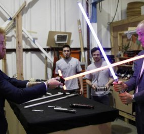 Τα δύο διάσημα αδέλφια - πρίγκιπες Γουίλιαμ & Χάρι με φωτόσπαθα των Star Wars