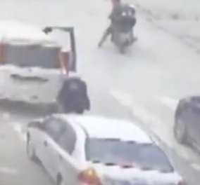 Σοκαριστικό βίντεο: Το  παιδάκι πέφτει από αυτοκίνητο & εκείνο  περνά από πάνω του  - Κυρίως Φωτογραφία - Gallery - Video