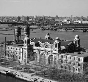 1890 - Ellis Island: Το νησί που μισό εκατομμύριο Έλληνες "λιγδιάρηδες" μετανάστευσαν στην Αμερική   - Κυρίως Φωτογραφία - Gallery - Video