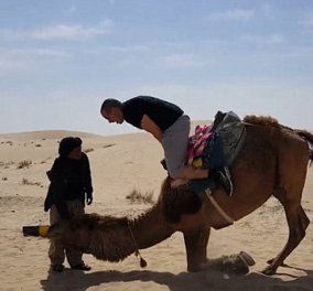 Βίντεο: Έξαλλη καμήλα βυθίζει στην άμμο τουρίστα που προσπαθεί να ανέβει πάνω της