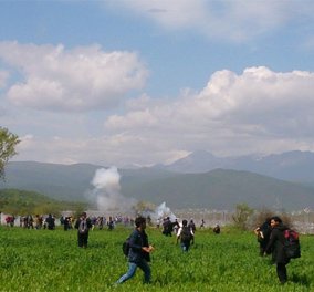 Χάος στην Ειδομένη - Προσπάθησαν να ρίξουν τον φράχτη, επιτέθηκαν οι Σκοπιανοί αστυνομικοί - Εκτός ελέγχου η κατάσταση