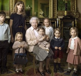 90 χρονών σήμερα η Βασίλισσα Ελισάβετ: 3 εκπληκτικά πορτραίτα με εγγόνια & δισέγγονα 