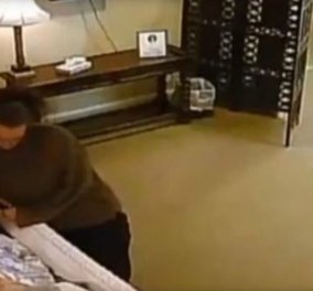 Απίστευτο βίντεο από το Τέξας: Γυναίκα κλέβει τη βέρα ηλικιωμένης μέσα από το φέρετρο 