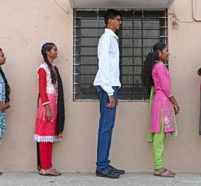 14 ετών - 2 μέτρα ύψος: Ο ψηλότερος έφηβος της Ινδίας φοβάται μήπως δεν βρει κοπέλα να παντρευτεί... (Φωτό & Βίντεο) - Κυρίως Φωτογραφία - Gallery - Video