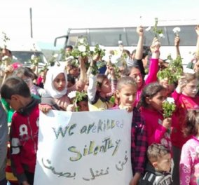 "Μας σκοτώνουν σιωπηλά": H διαμαρτυρία προσφυγόπουλων με λευκά λουλούδια στην Ειδομένη