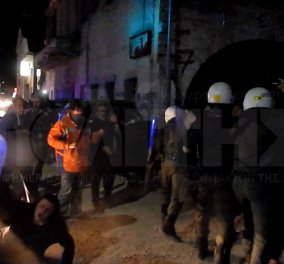 Συμπλοκές & άγριο ξύλο τη νύχτα στη Χίο: ΜΑΤ εναντίον πολιτών με αφορμή μεταφορά προσφύγων – 3 πήγαν στο νοσοκομείο   - Κυρίως Φωτογραφία - Gallery - Video