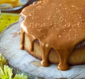 Ο Άκης Πετρετζίκης μας προτείνει για γλυκό κέικ αμυγδάλου με καραμέλα!
