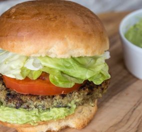 Ο Άκης μπαίνει στην κουζίνα & μαγεύει: Super Veggie Burgers που θα λατρέψετε - Κυρίως Φωτογραφία - Gallery - Video