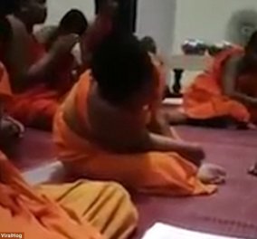 Smile βίντεο: Μοναχός - μπόμπιρας «παλεύει» να μείνει ξύπνιος την ώρα της προσευχής