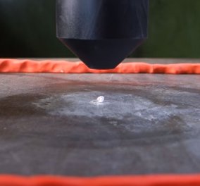 Φοβερό βίντεο: Ιδού τι πρόκειται να γίνει εάν πατήσουμε ένα διαμάντι με μια υδραυλική πρέσα