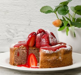 Υπέροχο & εύκολο κέικ φράουλας από τον φοβερό ζαχαροπλάστη Στέλιο Παρλιάρο