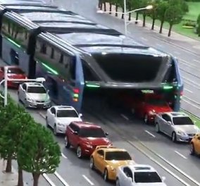 Απίστευτο! Δείτε αυτό το λεωφορείο: Ανεβαίνει ψηλά για να περάσει πάνω από την κίνηση   - Κυρίως Φωτογραφία - Gallery - Video