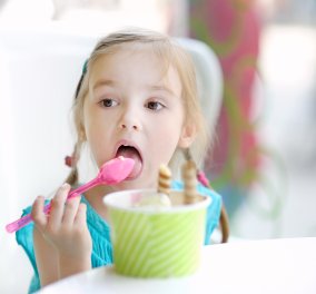 Παγωμένο γιαούρτι: Η εναλλακτική υγιεινή πρόταση για το παγωτό των παιδιών & όλα όσα πρέπει να ξέρετε για αυτήν