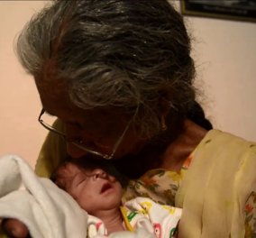 Βίντεο: Η Ινδή που γέννησε στα 70 θηλάζει το μωρό της on camera - «Νιώθω ευλογημένη»