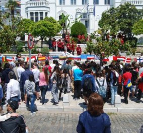 Παγκόσμια Ημέρα Ευρώπης: Μαθητές της Καβάλας τύλιξαν το Δημαρχείο με "εσάρπα" 15 μέτρων από σημαίες της ΕΕ