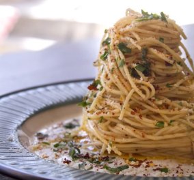 Σπαγγέτι aglio e olio με το μπούκοβο του μέσα για σπέσιαλ βράδια με φίλους & συνταγή του Άκη Πετρετζίκη