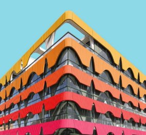 Πολύχρωμα, pop & "αισιόδοξα" κτίρια, με τα μάτια ενός 18χρονου που βλέπει τον κόσμο χαρούμενο - Κυρίως Φωτογραφία - Gallery - Video