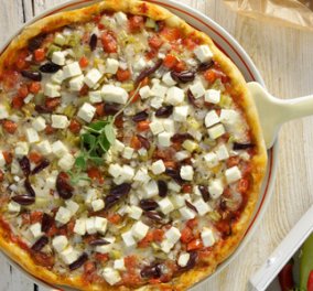 Η Νένα Ισμυρνόγλου σε Made in Greece συνταγή: Πίτσα με φέτα, ντομάτα, πιπεριά, κρεμμύδι & ελιές