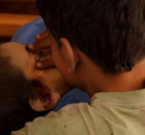 Θρήνος στο Χαλέπι – Το βίντεο με τον σπαραγμό των παιδιών πάνω από τον νεκρό αδελφό τους