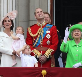 H μικρούλα πριγκίπισσα Σαρλότ στην πρώτη της δημόσια εμφάνιση στο μπαλκόνι του Μπάκιγχαμ! Ντυμένη στα ροζ, ξετρέλανε τους Βρετανούς! - Κυρίως Φωτογραφία - Gallery - Video