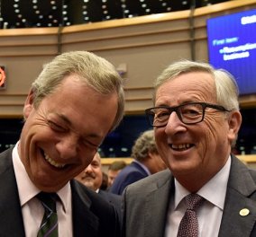 Ο Γιούνκερ χαιρετίζει και δίνει φιλιά στον Νάιτζελ Φάρατζ μέσα στο Ευρωπαϊκό Κοινοβούλιο -Δείτε φώτο   