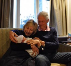 H Xίλαρι και ο Μπιλ Κλίντον με τον νεογέννητο εγγονό τους, Αΐνταν - ΦΩΤΟ 