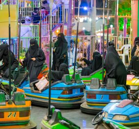 Βίντεο: Μόνο στα... συγκρουόμενα επιτρέπεται να οδηγούν οι γυναίκες στην Σαουδική Αραβία - Κυρίως Φωτογραφία - Gallery - Video