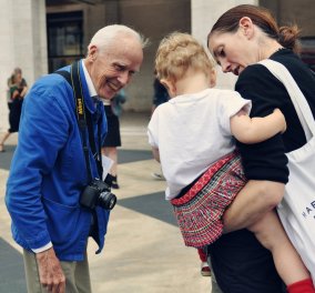 Αφιέρωμα στον θρυλικό φωτορεπόρτερ μόδας Bill Cunningham: Πέθανε στα 87 & έβγαινε στον δρόμο ως την τελευταία ώρα  - Κυρίως Φωτογραφία - Gallery - Video