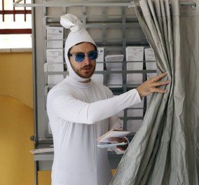 Απίθανο! Ισπανός πήγε να ασκήσει το εκλογικό του δικαίωμα ντυμένος... σπέρμα - Κυρίως Φωτογραφία - Gallery - Video