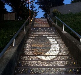 Τα διάσημα 163 σκαλοπάτια του Σαν Φρανσίσκο φωσφορίζουν τη νύχτα! Φώτο