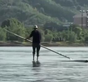 Βίντεο: Τολμηρός Κινέζος διασχίζει τα νερά του ποταμού ισορροπώντας πάνω σε ένα μπαμπού - Κυρίως Φωτογραφία - Gallery - Video