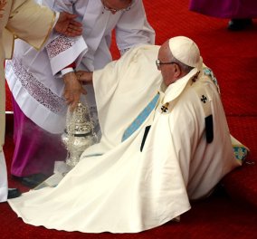 Βίντεο: Επική τούμπα για τον Πάπα Φραγκίσκο εν ώρα θείας λειτουργίας - Έπεσε με το λιβανιστήρι στο χέρι