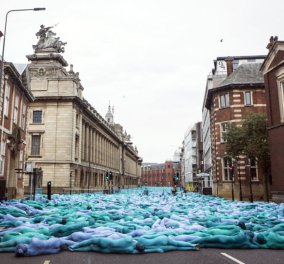 Μια "γαλάζια θάλασσα" με γυμνούς εθελοντές "έπνιξε" την πόλη Χαλ της Αγγλίας (βίντεο) - Κυρίως Φωτογραφία - Gallery - Video