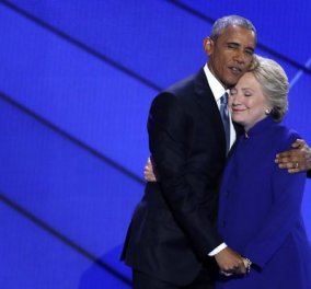 Ο Ομπάμα δίνει το δαχτυλίδι της διαδοχής του στην Κλίντον, την αγκαλιάζει όπως αυτός ξέρει & θάβει τον Τραμπ
