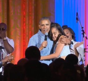 O Μπάρακ Ομπάμα τραγουδάει ''Ηappy Birthday'' στην Μάλια του: Μόλις έκλεισε τα 18!
