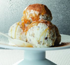 Ο Στέλιος Παρλιάρος μας δείχνει τον τέλειο τρόπο για να δημιουργήσετε το πιο δροσιστικό παγωτό γιαούρτι με καρύδια