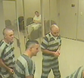 Απίστευτο περιστατικό: Οι κρατούμενοι δραπέτευσαν για να σώσουν τη ζωή ενός δεσμοφύλακα (βίντεο)