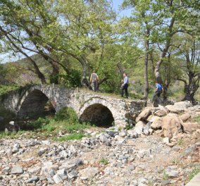 Good news: Έλληνες και Γερμανοί εθελοντές ενώνουν τις δυνάμεις τους για να "σώσουν" ένα πέτρινο μονοπάτι στη Χαλκιδική