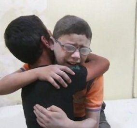 Ραγίζει καρδιές αυτό το βίντεο: Ο θρήνος δύο παιδιών για τον θάνατο του αδελφού τους στο Χαλέπι  