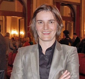 Άνα Μπέρναμπιτς: Η Σερβία αποκτά την πρώτη γκέι υπουργό της