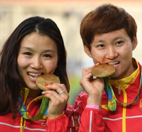 Πόσο χρυσά είναι τα χρυσά μετάλλια; Να γιατί τα δαγκώνουν οι Ολυμπιονίκες! - Κυρίως Φωτογραφία - Gallery - Video
