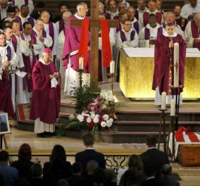 Θρήνος των απανταχού καθολικών στην κηδεία του ιερέα που έσφαξαν οι τζιχαντιστές