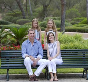 Βασιλιάς Φελίπε & Βασίλισσα Λετίσια: 28 νέες, καλοκαιρινές  φωτό με τα δυο κοριτσάκια τους