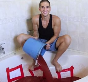 Make your day βίντεο: Τρελάρας βουτάει μέσα σε μπανιέρα με 1250 μπουκάλια καυτερής σάλτσας τσίλι και... - Κυρίως Φωτογραφία - Gallery - Video