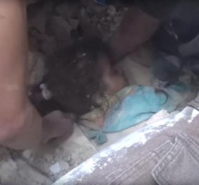 Καρέ - καρέ η δραματική διάσωση ενός κοριτσιού στο Χαλέπι