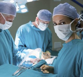 Εξοργιστικό! Γιατρός χορεύει γύρω από ασθενή που χειρουργεί με τα όργανα του στα χέρια - Δείτε το βίντεο