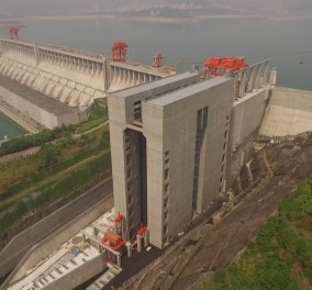 Βίντεο: Οι Κινέζοι ''ζωγράφισαν'' πάλι - Δείτε των ''βασιλιά'' των ανελκυστήρων που αντέχει έως 3.000 τόνους